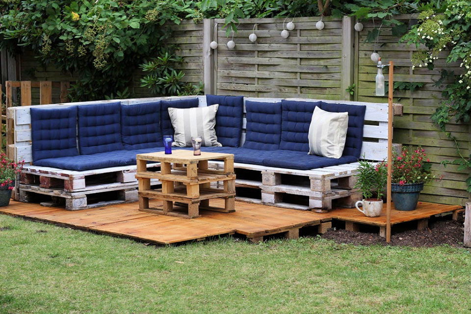 DIY Pallet Outdoor Lounge
