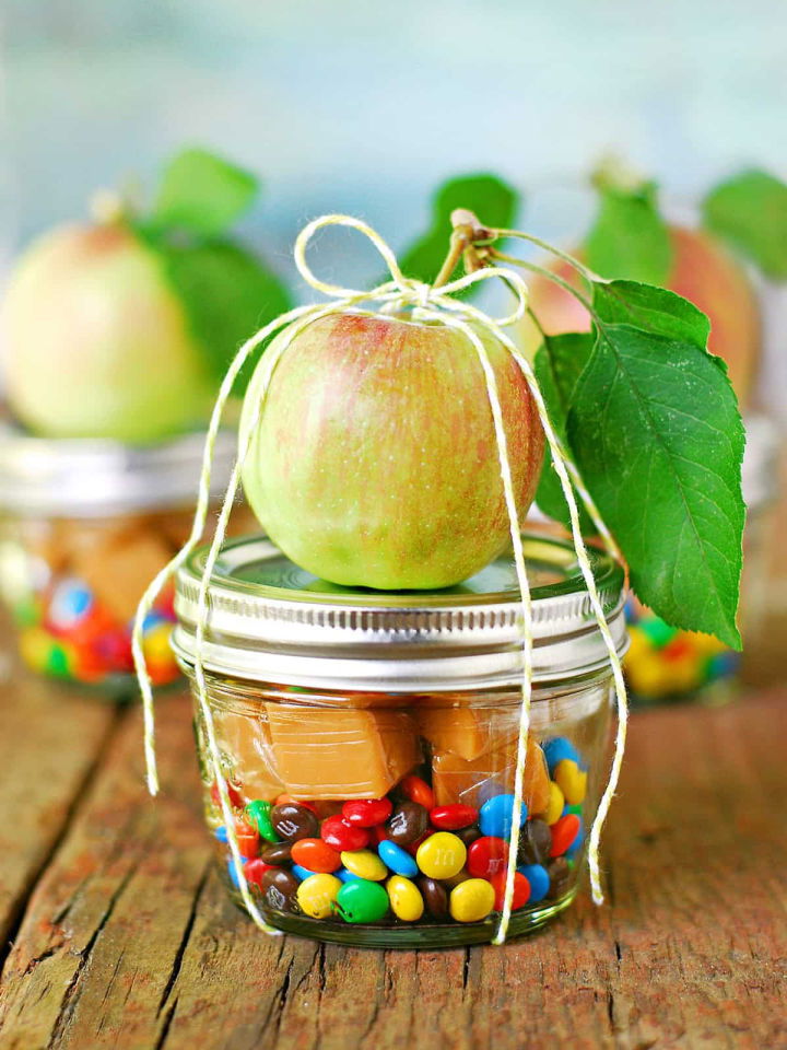 Make a Caramel Apple With a Small Mason Jar
